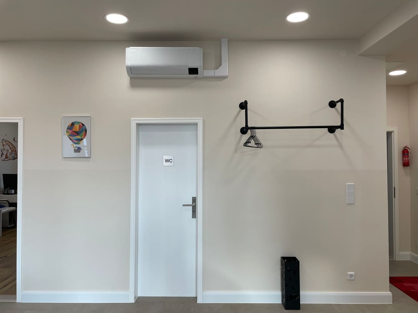 Garderobe — Kinderarztpraxis Dipl. Med. Abdallah Karajoli in Berlin