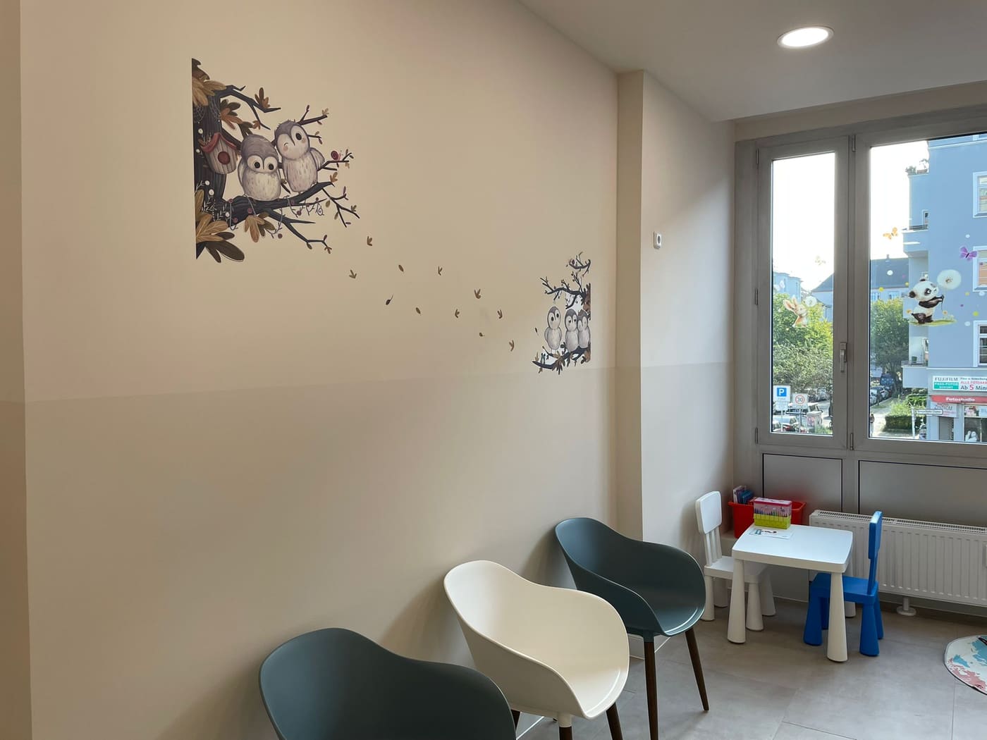 Wartezimmer — Kinderarztpraxis Dipl. Med. Abdallah Karajoli in Berlin